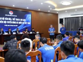 HLV Troussier động viên học trò trước ngày sang Indonesia