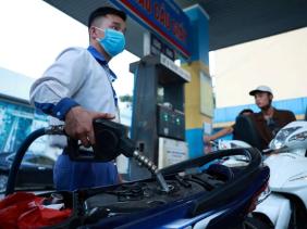 Giá xăng dầu tăng, khuyến khích người dân đi chung xe, làm việc từ xa