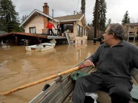 Cơn bão mới đổ bộ vào bang California khiến lũ lụt thêm trầm trọng
