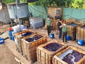 Để xưởng nấu dầu 4.000m2 hoạt động, Bí thư, Chủ tịch xã bị đình chỉ công tác