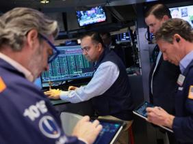 Giá dầu lại vượt 104 USD/thùng khi Iran từ chối đàm phán trực tiếp với Mỹ