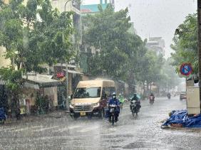 Mùa mưa tới sớm, 'hạ nhiệt' hóa đơn điện