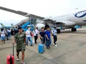 Vé máy bay Tết đắt lại khó mua, khách loay hoay tìm chuyến bay vòng