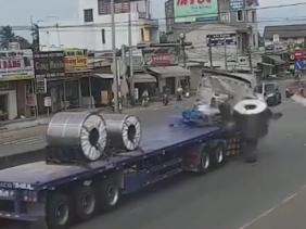 Cuộn tôn tuột xích, xô gãy cabin xe đầu kéo
