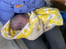 Sản phụ sinh bé gái trên tàu