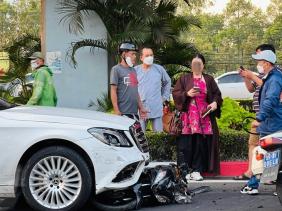 Vụ Mercedes tông liên hoàn 10 xe máy đang chờ đèn đỏ ở TP.HCM: Thời điểm xảy ra tai nạn, nữ tài xế đang trên đường đến nghĩa trang?