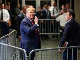 Ông Trump tuyên bố có ‘gần 500 triệu USD tiền mặt’