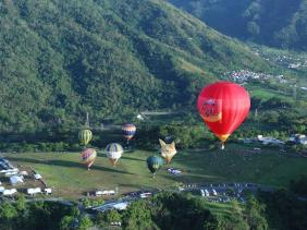 Du khách ‘mãn nhãn’ màn bay biểu diễn khinh khí cầu lớn nhất Việt Nam
