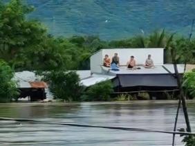 Nguyên nhân mưa lũ miền Trung vượt đỉnh lịch sử, ngập lụt còn kéo dài