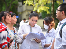Nguyện vọng xét tuyển đại học 2025 tăng vọt, điểm chuẩn biến động khó lường