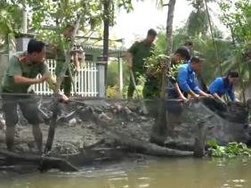 Công an Hậu Giang cùng nhân dân xây những vùng xanh chống sạt lở