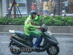 Nhiều khu vực trên cả nước có mưa dông, cảnh báo lốc sét, mưa đá