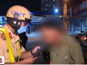 CSGT TP Hồ Chí Minh xuyên đêm kiểm tra nồng độ cồn