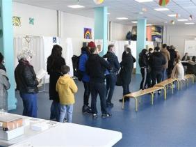 Hai ứng cử viên tổng thống Pháp Macron và Le Pen cùng bước vào vòng 2