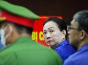 Vợ chồng bị cáo Trương Mỹ Lan vỡ òa cảm xúc khi được gặp nhau
