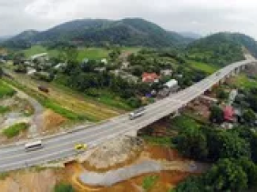 Đi bộ qua đường cao tốc Nội Bài - Lào Cai, một phụ nữ bị xe đâm tử vong