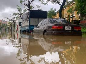 Nước tiếp tục dâng, nhiều tuyến phố Hội An ngập sâu