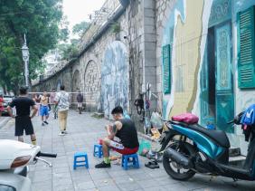 Phố bích họa Phùng Hưng, Hà Nội xuống cấp, bị lấn chiếm