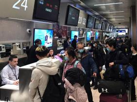 Chuyến bay thứ ba đưa bà con sơ tán từ Romania về Việt Nam