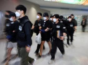 Hàn Quốc bắt 49 nghi phạm lừa đảo trực tuyến sau khi hồi hương từ Campuchia