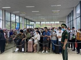 Mất 4-5 tiếng để làm thủ tục sang du lịch Trung Quốc tại Móng Cái