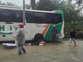 Hà Nội: Rò điện tại nơi ngập nước ở nút giao Tú Mỡ-Phạm Hùng, nhiều người bị ngã