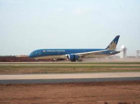 Lần đầu tiên máy bay Boeing 787 hạ cánh xuống sân bay Long Thành