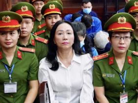 Bà Trương Mỹ Lan phản ứng khi nghe tòa nhận định về hành vi của mình Sau khi nghe Hội đồng xét xử nhận định xong hành vi của mình, bị cáo Trương Mỹ Lan gây ồn ào khiến Hội đồng xét xử phải nhắc nhở và đề nghị lực lượng cảnh sát hỗ trợ tư pháp đảm bảo trật tự phiên toà.