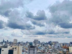 Mây dông giăng kín trời, chiều nay TP.HCM có mưa to