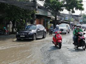 7 năm mở rộng không xong, người dân khốn khổ vì đường Lương Định Của dày đặc "ổ voi, ổ gà"