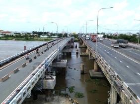 Hoàn tất kích nâng tĩnh không thông thuyền cầu 11.000 tấn bắc qua sông Sài Gòn lên 7m