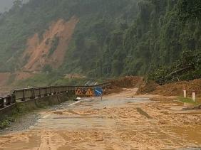 Khẩn trương khắc phục hậu quả mưa lũ tại Trung Bộ