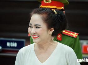 Bà Nguyễn Phương Hằng tươi cười, ôm lấy nhân viên tại tòa
