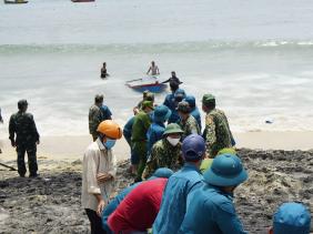 Bình Định: Sóng dữ bất thường đánh chìm tàu thuyền