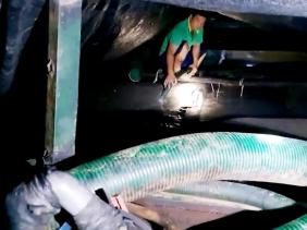 Bắt quả tang nhóm đối tượng khai thác cát trái phép trên sông Hậu