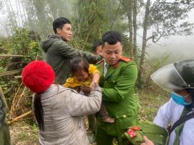 Bé gái 2 tuổi "mất tích bí ẩn" hơn 1 ngày trong rừng rậm ở Nghệ An, hàng trăm người xuyên đêm tìm kiếm