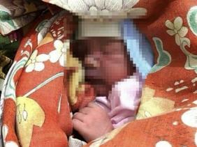 Bé trai sơ sinh bị bỏ rơi cạnh sân bóng đá: Xót xa tờ giấy ghi dòng chữ "tạm biệt con"