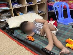 Bé trai 4 tuổi bị một phụ nữ bỏ lại trên taxi ở Nha Trang, giấy tờ từ hành lý hé lộ thông tin bất ngờ