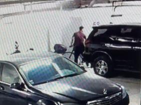 Bí mật đằng sau những chuyến ra vào chung cư cao cấp của chiếc xe Peugeot tối màu