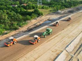 Bộ GTVT thúc tiến độ giải phóng mặt bằng 3 dự án cao tốc tại Quảng Bình