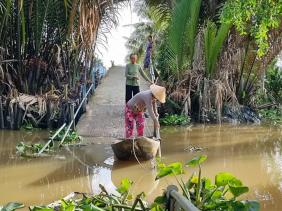 Sóc Trăng: Cầu xuống cấp, sụp đổ xuống sông, người dân gặp khó khi đi lại