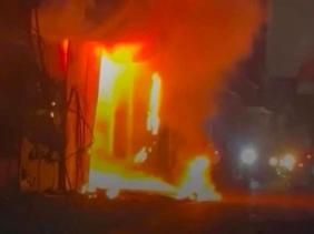 Lửa cháy ngùn ngụt tại xưởng sản xuất tranh ở Hà Nội