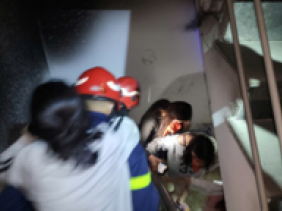 Cháy nhà trọ ở Hà Nội, 7 người mắc kẹt được giải cứu