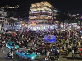 CSGT cảnh báo việc dòng người đổ xô check-in trước tòa nhà Hàm cá mập