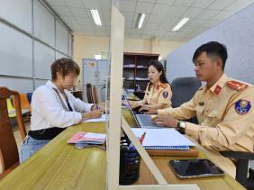 Công an Đà Lạt làm việc với nhóm phụ nữ dừng xe, nhảy múa giữa đường