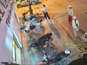 Công an làm việc với nhóm phụ nữ rải gạo, muối trước cửa hàng chụp ảnh ở Ninh Bình