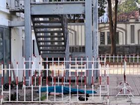 Phát hiện thi thể phụ nữ mặc áo khoác hồng trong khuôn viên bệnh viện ở Quảng Bình