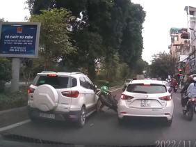 Người đàn ông đi xe máy gặp tai nạn vì luồn lách ''điền vào chỗ trống''