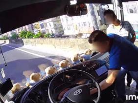 Vụ người đàn ông giật chìa khóa xe khách trên đường Vành đai 3: Có thể bị xử lý về tội Gây rối trật tự công cộng?