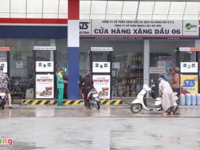 Cả 3 cây xăng trên một con đường ở TP.HCM báo 'hết hàng'